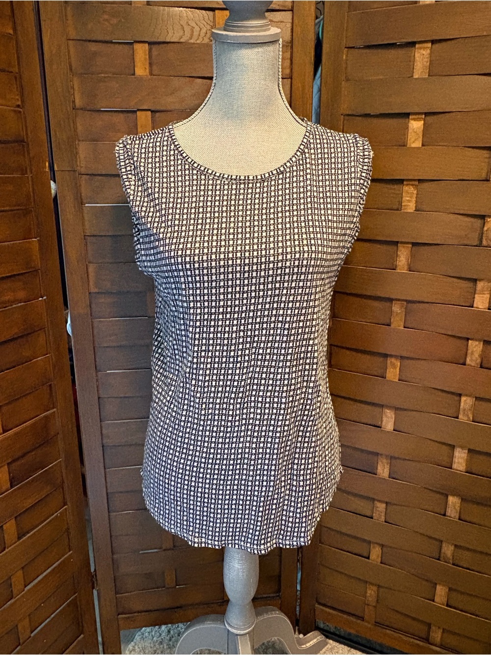 Ann Taylor loft 100% linen Sleeveless Top in Black and White size large